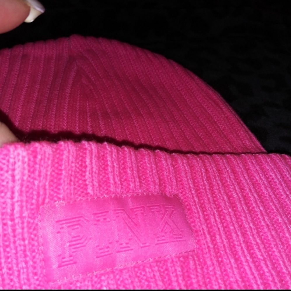 PINK VS beanie - Picture 4 of 4